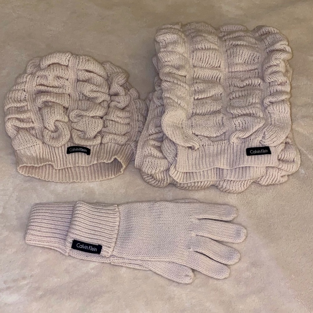 Women Scarf, Hat and Gloves Set. Beige.